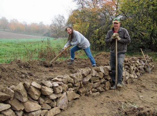 STEIN FÜR STEIN setzten Katharina Buchholz-Kühn und Martin Großmann die Trockenmauer auf.
